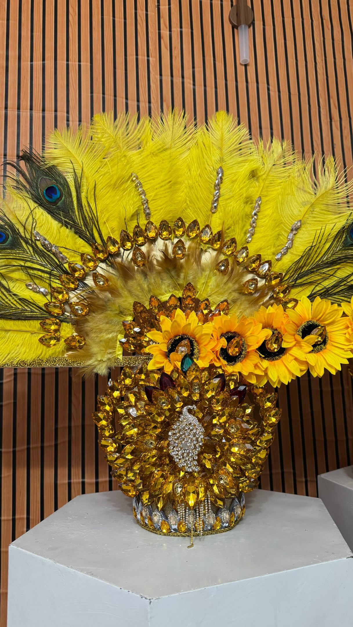 Abanico de plumas amarillas de Ochún con pedrería dorada