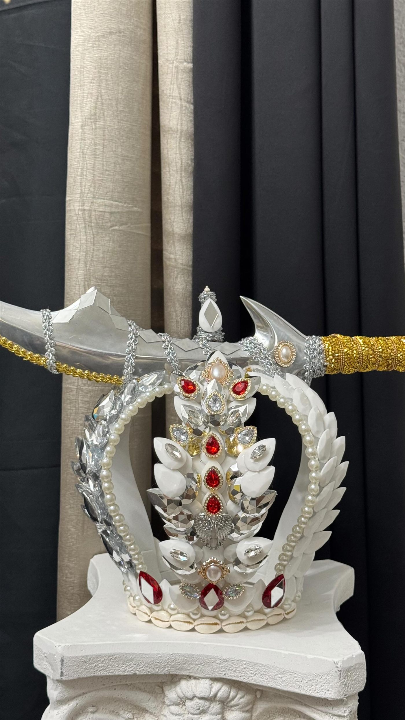 Corona blanca y plateada con perlas y cristales rojos