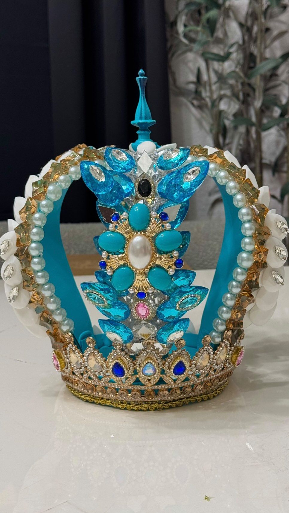 Corona turquesa y dorada con perlas, caracoles y cristales