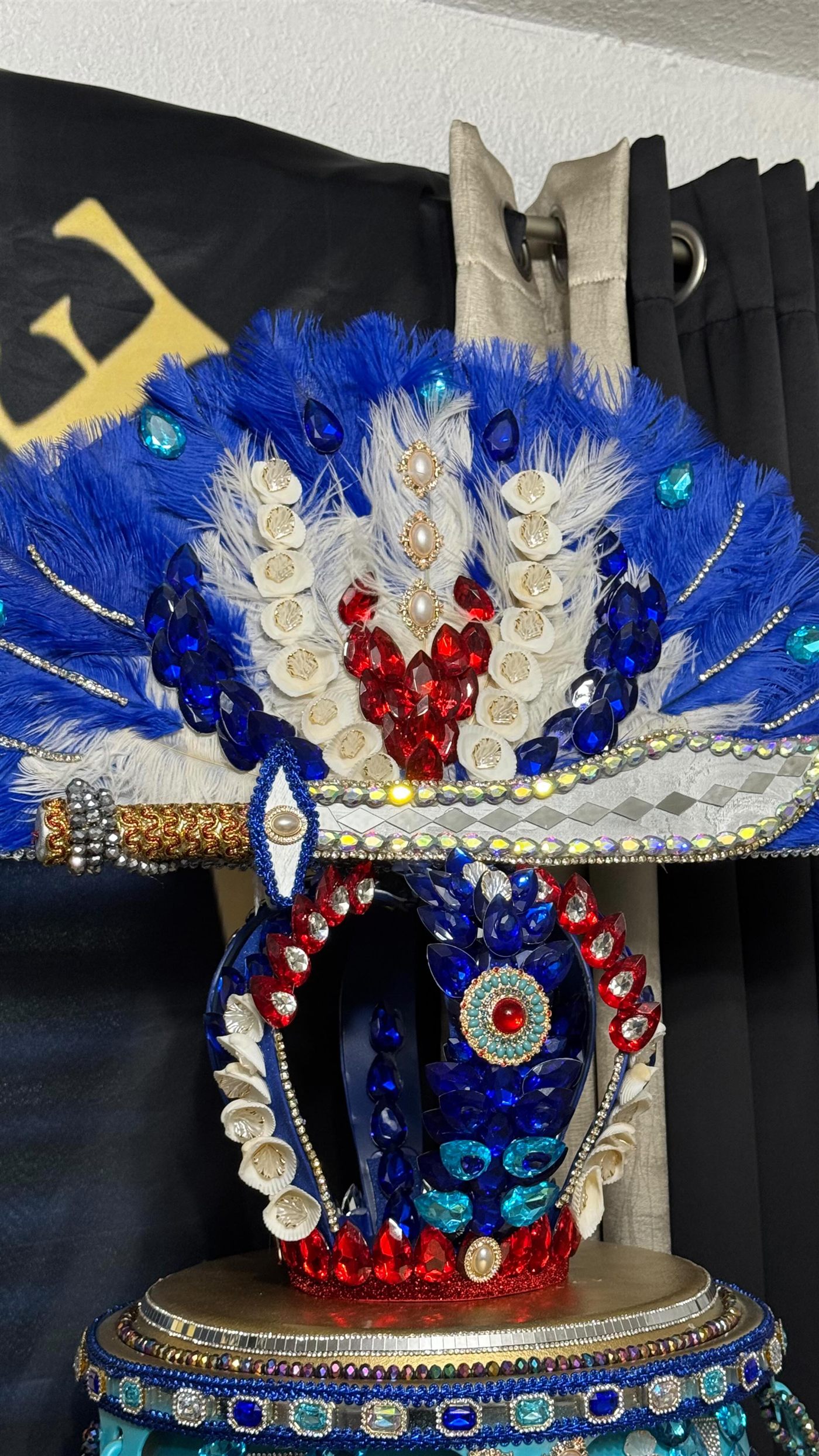 Corona y penacho de plumas azules de Yemayá con pedrería