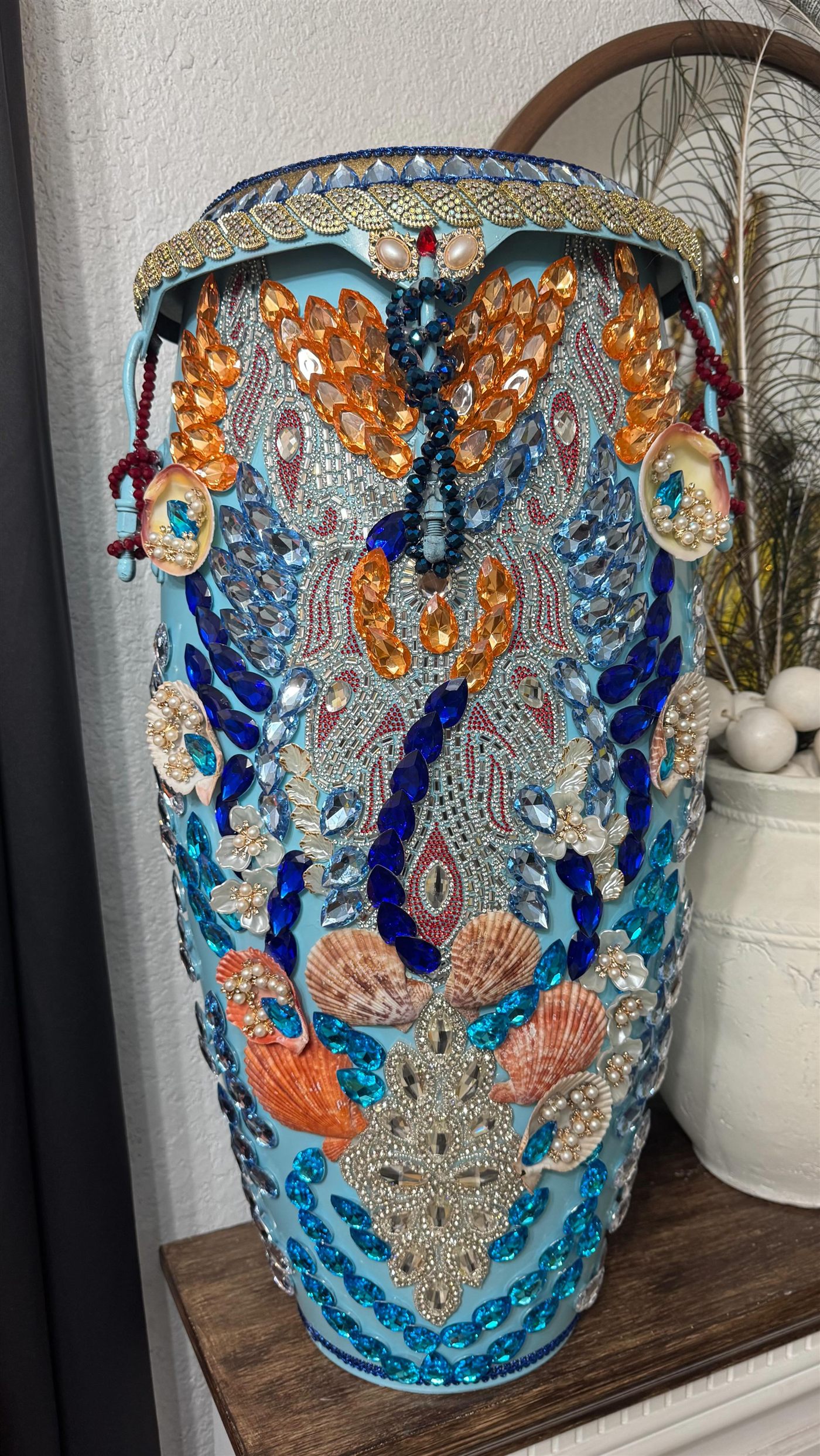 Tambor de Yemayá decorado a mano con pedrería azul, caracoles y perlas