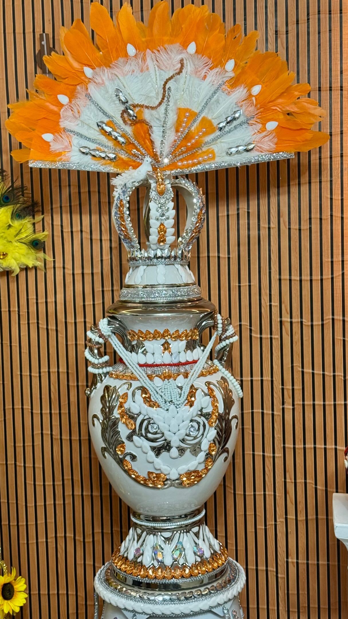 Sopera coronada blanca y dorada con abanico de plumas