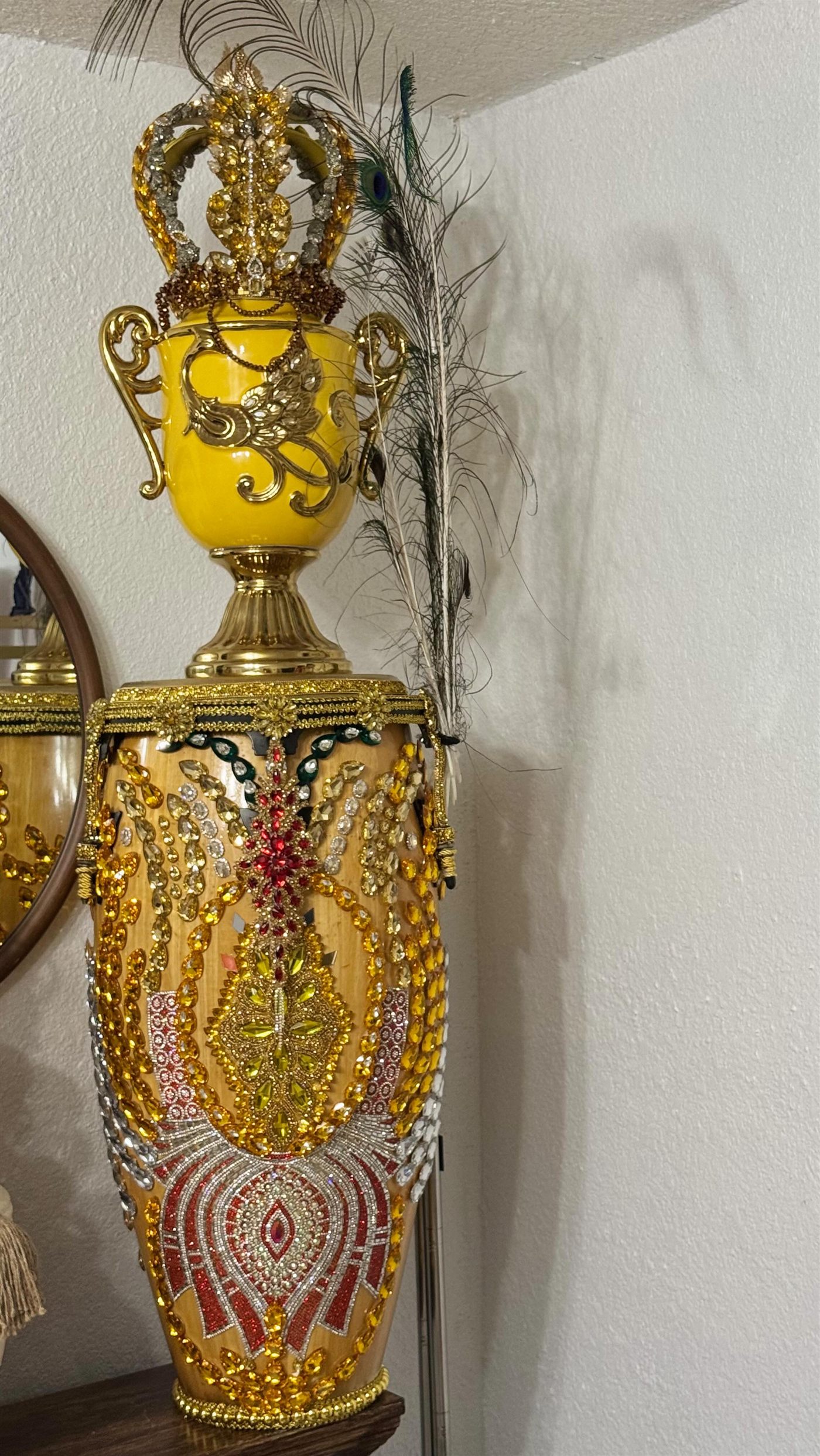 Sopera coronada amarilla de Ochún con pluma de pavo real