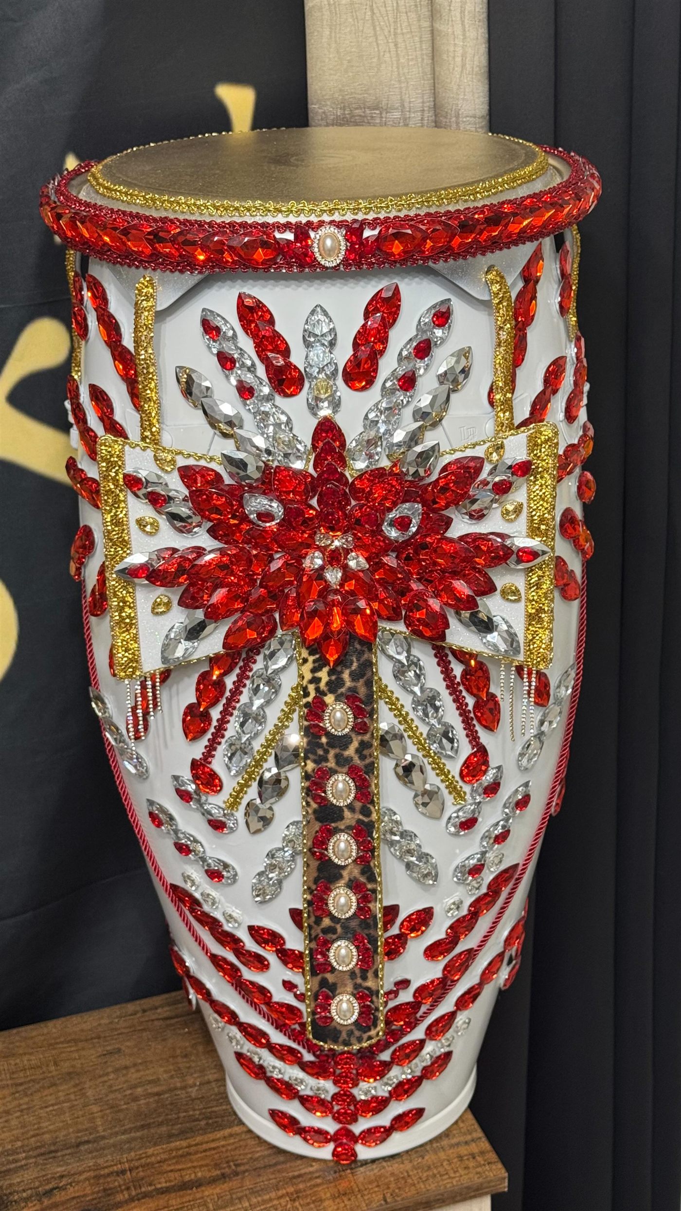 Tambor de Changó decorado con pedrería roja, blanca y cruz