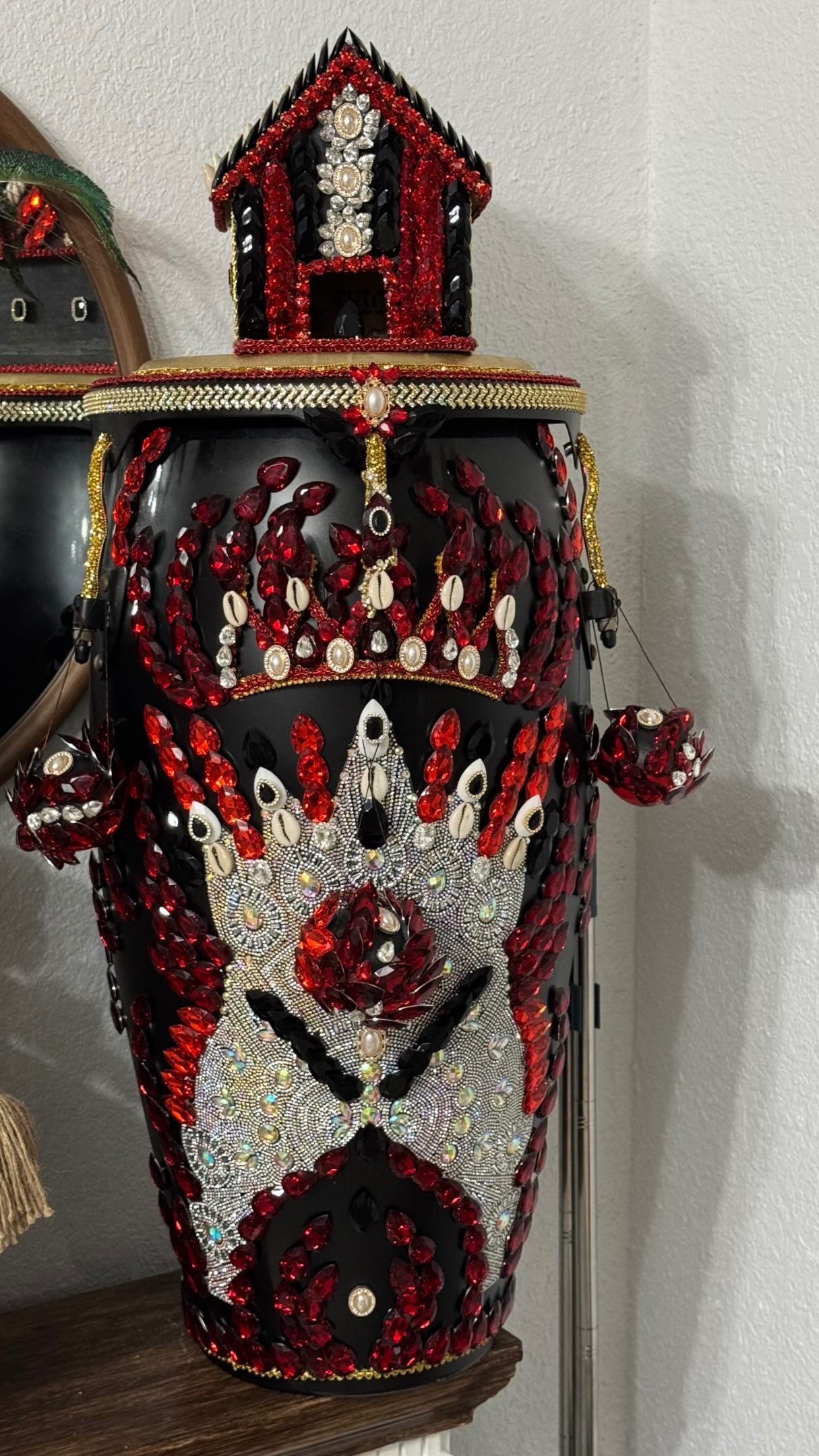 Tambor negro y rojo de Eleguá con casita coronada