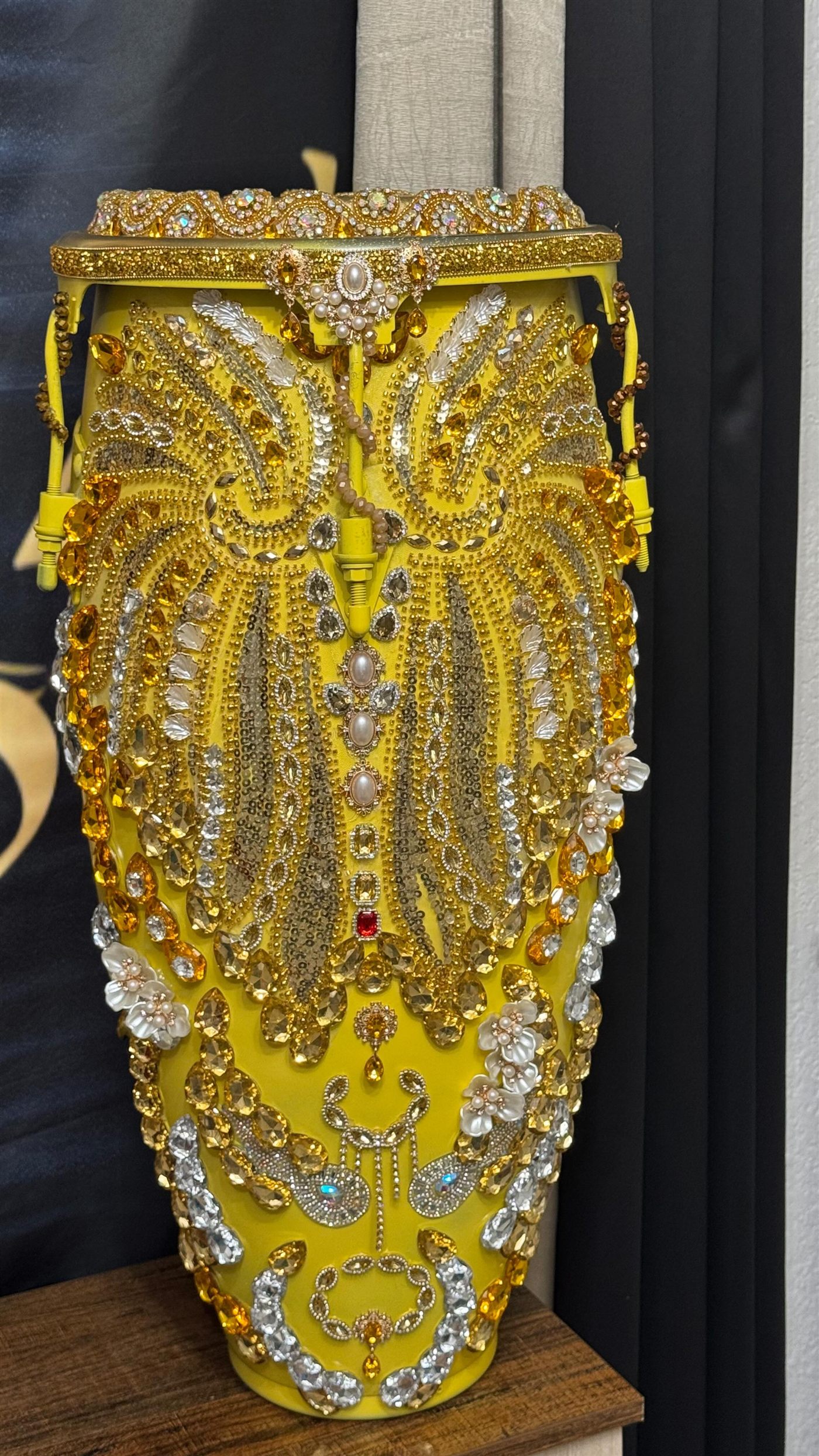 Tambor amarillo de Ochún cubierto de cristales dorados